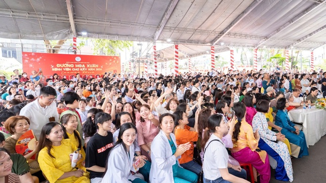 Bệnh viện Chợ Rẫy đem không gian Tết đến với bệnh nhân- Ảnh 5.