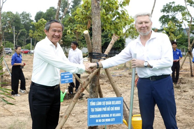 TPHCM kết nối đoàn kết quốc tế qua hoạt động trồng cây hữu nghị- Ảnh 2.