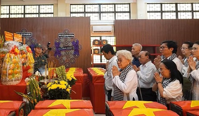 Đông đảo người dâng hoa, dâng hương tưởng niệm các Anh hùng liệt sĩ tại Công viên Lê Thị Riêng- Ảnh 6.