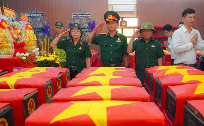 Đông đảo người dâng hoa, dâng hương tưởng niệm các Anh hùng liệt sĩ tại Công viên Lê Thị Riêng- Ảnh 7.