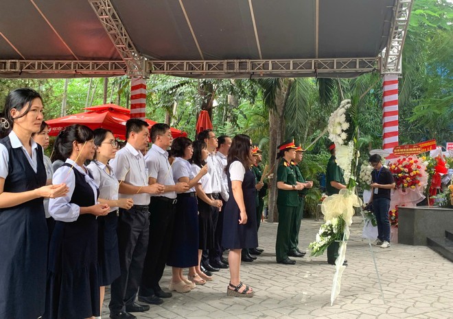 Đông đảo người dâng hoa, dâng hương tưởng niệm các Anh hùng liệt sĩ tại Công viên Lê Thị Riêng- Ảnh 4.