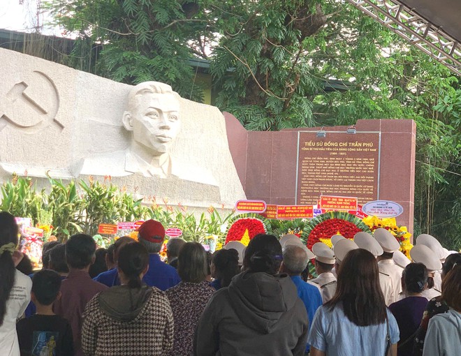 Đông đảo người dâng hoa, dâng hương tưởng niệm các Anh hùng liệt sĩ tại Công viên Lê Thị Riêng- Ảnh 5.