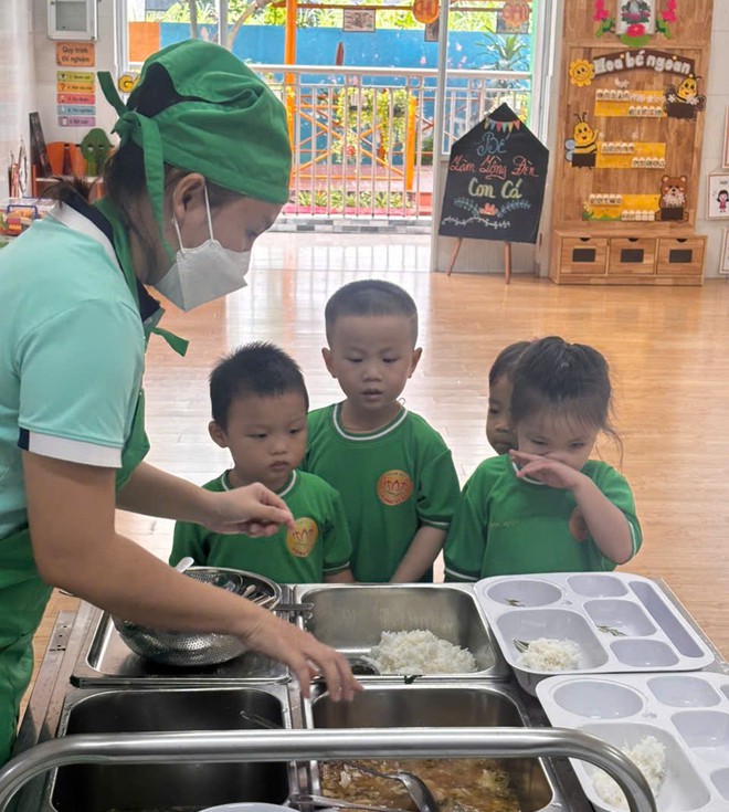 Xã Đông Thạnh đưa suất ăn ‘Tick xanh trách nhiệm’ vào 12 trường công lập- Ảnh 2.