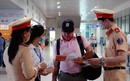 Tuyên truyền trật tự ATGT cho người nước ngoài tại sân bay Tân Sơn Nhất