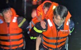 TPHCM: Lực lượng chức năng đưa 127 người bị cô lập sau cơn mưa lớn đến nơi an toàn