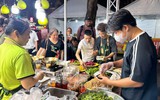 Người dân và du khách thưởng thức các đặc sản ở Ngày hội sợi gạo Việt