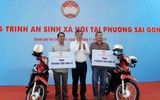 Các phường, xã trao phương tiện sinh kế và quà tặng cho người dân khó khăn