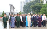 Bí thư Thành ủy Trần Lưu Quang và đoàn đại biểu TPHCM dâng hương tưởng nhớ Anh hùng liệt sĩ