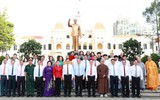 Lãnh đạo TPHCM dâng hoa tưởng nhớ Chủ tịch Hồ Chí Minh