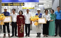 Trao bằng khen cho c&#225;c nh&#224; thầu đẩy nhanh tiến độ tuyến Metro số 1