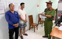 C&#244;ng an TPHCM bắt hai người sản xuất nước uống đ&#243;ng chai giả thương hiệu nổi tiếng