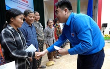 Th&#224;nh đo&#224;n TPHCM trao hỗ trợ hơn 3,5 tỷ đồng tới người d&#226;n H&#224; Tĩnh, Nghệ An