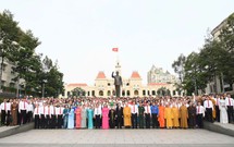 Đại biểu dự Đại hội MTTQ Việt Nam TPHCM d&#226;ng hoa tưởng nhớ Chủ tịch Hồ Ch&#237; Minh