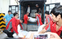 Th&#234;m 30 tấn h&#224;ng h&#243;a hỗ trợ đồng b&#224;o miền Trung bị thiệt hại do b&#227;o lũ