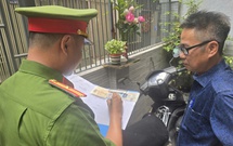 C&#244;ng an TPHCM khuyến kh&#237;ch người d&#226;n đổi Giấy ph&#233;p l&#225;i xe giấy sang thẻ PET