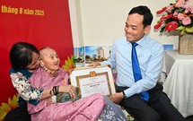B&#237; thư Th&#224;nh ủy TPHCM trao Huy hiệu 80 năm tuổi Đảng cho đảng vi&#234;n l&#227;o th&#224;nh