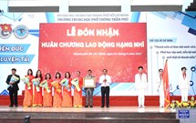 Nhiều trường học đ&#243;n nhận Hu&#226;n chương Lao động trong lễ khai giảng năm học mới