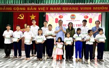 Lãnh đạo TPHCM tặng quà Tết cho người dân có hoàn cảnh khó khăn tại các xã Hồ Tràm và Xuyên Mộc