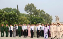 Lãnh đạo TPHCM dâng hương, dâng hoa tưởng niệm các Mẹ Việt Nam anh hùng, anh hùng liệt sĩ nhân dịp 30/4