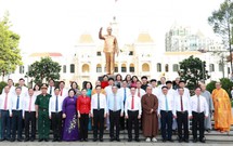 Lãnh đạo TPHCM dâng hoa tưởng nhớ Chủ tịch Hồ Chí Minh