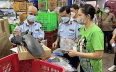 Phát hiện nhiều hàng hóa có dấu hiệu giả mạo tại chợ Tân Thành