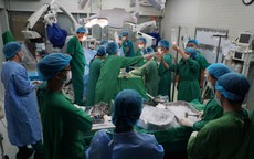 Tất cả vì người bệnh: BV Chợ Rẫy và BV Việt Đức "trắng đêm" nỗ lực ghép tạng xuyên Việt