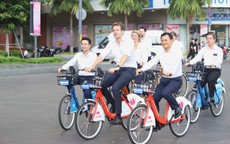 L&#227;nh đạo TPHCM c&#249;ng Ph&#243; Thị trưởng TP. Rotterdam đạp xe tr&#234;n phố Nguyễn Huệ
