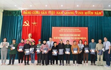 Đo&#224;n đại biểu TPHCM về thăm, tặng qu&#224; b&#224; con v&#249;ng địa đầu Tổ quốc