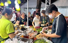 Người d&#226;n v&#224; du kh&#225;ch thưởng thức c&#225;c đặc sản ở Ng&#224;y hội sợi gạo Việt