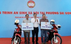 C&#225;c phường, x&#227; trao phương tiện sinh kế v&#224; qu&#224; tặng cho người d&#226;n kh&#243; khăn