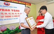 Phường Hạnh Th&#244;ng trao Huy hiệu Đảng cho 50 đảng vi&#234;n