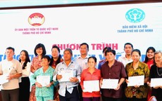 Trao tặng thẻ BHYT cho người có hoàn cảnh khó khăn