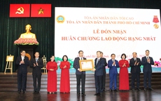 Tòa án nhân dân Thành phố đón nhận Huân chương Lao động hạng Nhất