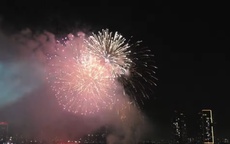 Pháo hoa rực sáng trên bầu trời TPHCM chào đón năm mới 2026