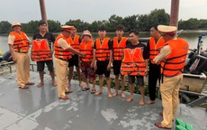 CSGT đường thủy tặng áo phao, nhắc người dân chủ động phòng ngừa tai nạn