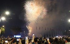 Người dân và du khách hân hoan ngắm pháo hoa đón Giao thừa Xuân Bính Ngọ