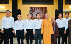Bí thư Thành ủy TPHCM Trần Lưu Quang thăm, chúc mừng Đại lễ Phật đản