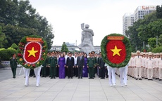 Lãnh đạo TPHCM dâng hương, dâng hoa tưởng niệm các Anh hùng liệt sĩ