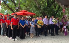 Đông đảo người dâng hoa, dâng hương tưởng niệm các Anh hùng liệt sĩ tại Công viên Lê Thị Riêng