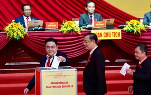 Đại biểu dự Đại hội Đảng bộ TPHCM ủng hộ đồng bào bị bão lũ