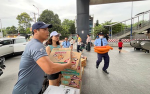 Người d&#226;n chung tay ủng hộ đồng b&#224;o c&#225;c tỉnh bị mưa lũ