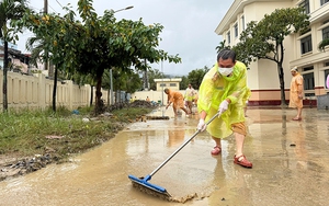 CSGT TPHCM s&#225;t c&#225;nh c&#249;ng người d&#226;n Quy Nhơn khắc phục hậu quả mưa lũ