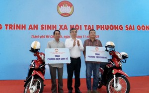 C&#225;c phường, x&#227; trao phương tiện sinh kế v&#224; qu&#224; tặng cho người d&#226;n kh&#243; khăn