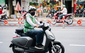 Đến 2029, chuyển đổi to&#224;n bộ xe 2 b&#225;nh xăng sang điện cho t&#224;i xế c&#244;ng nghệ