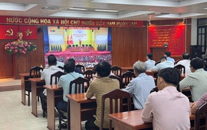 Người dân TPHCM phấn khởi theo dõi trực tiếp khai mạc Đại hội XIV của Đảng