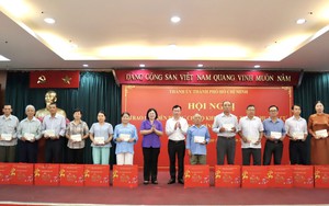 Thành ủy TPHCM trao quà Tết đến 261 Bí thư chi bộ