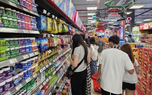 Siêu thị, trung tâm thương mại tại TPHCM kín khách trong ngày cuối nghỉ Tết