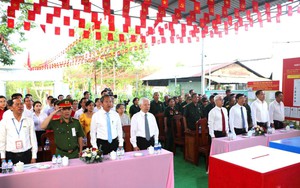 Nguyên Chủ tịch nước Nguyễn Minh Triết bỏ phiếu tại phường Phú An - TPHCM