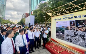 Khai mạc Triển lãm ảnh “Việt Nam - Một dải non sông”