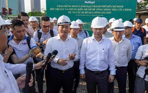 Lãnh đạo Thành phố chứng kiến công tác đổ bê tông trụ chính cầu đi bộ qua sông Sài Gòn